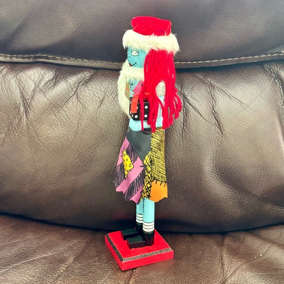 Sally in Santa Hat with Gift Wooden Nutcracker - A Nightmare Before Christmas - Picture 6 of 13